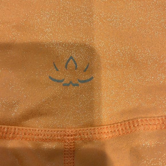 Beyond Yoga 2 piece cropped legging/sports bra in dk peach shimmer 🍑 - Picture 6 of 7